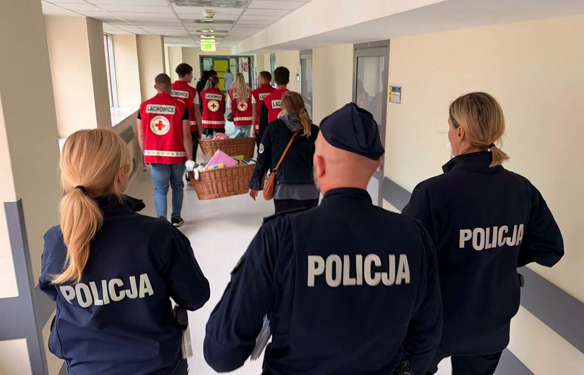 Policjanci z motocyklem i psami odwiedzili małych pacjentów w szpitalu