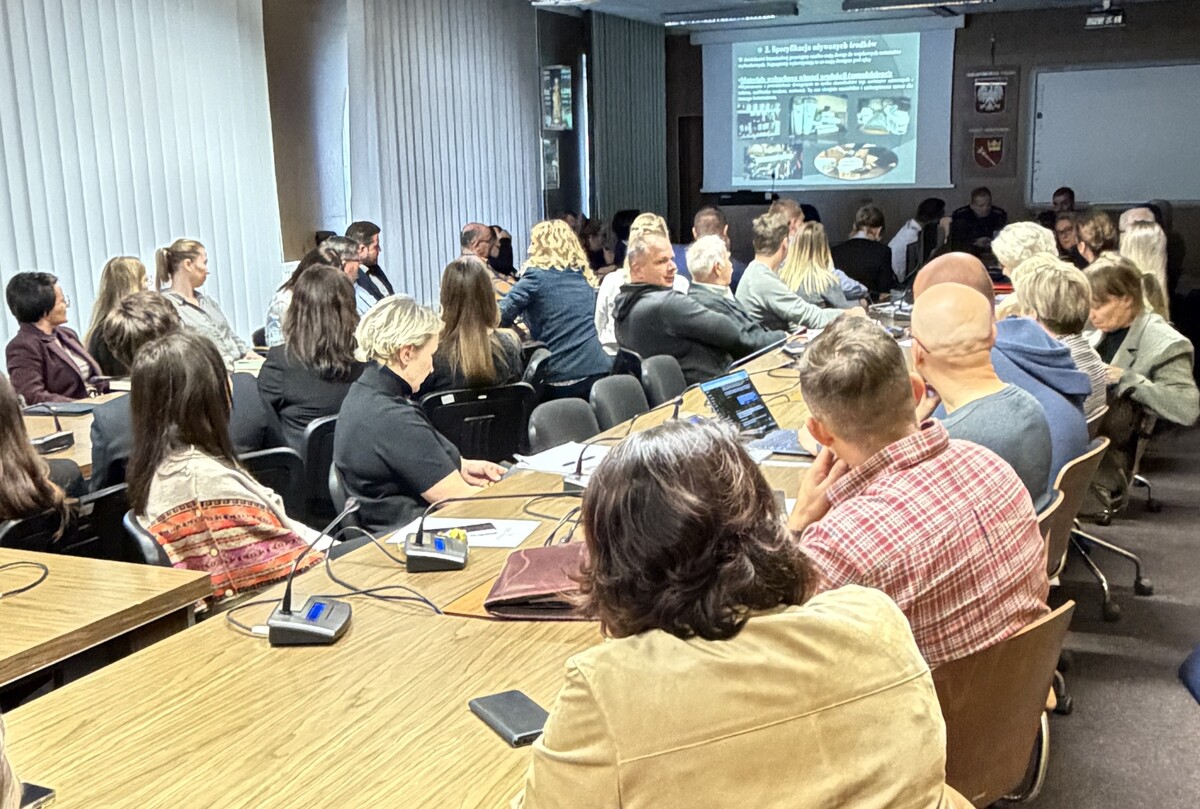 Policjanci z Nowego Targu szkolili urzędników. Temat: niebezpieczne paczki