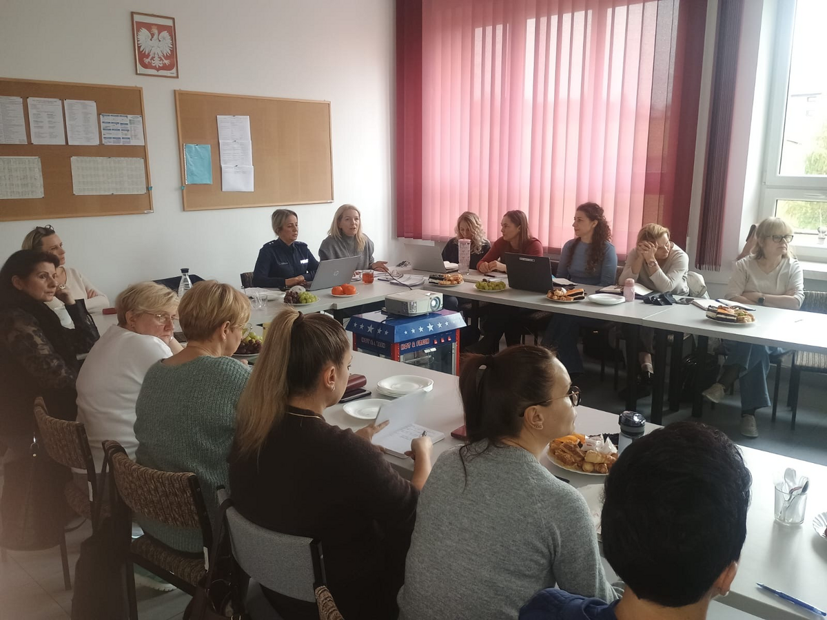 Policjanci z Olkusza rozmawiają o bezpieczeństwie ze szkołami