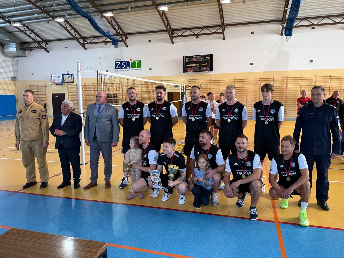 Policjanci z Tarnowa triumfują w Mundur Volley Cup