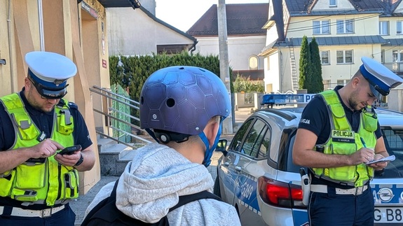 Policjanci z Wadowic rozdawali kaski i uczyć bezpieczeństwa na drogach