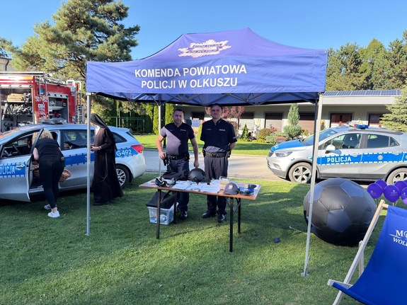 Policjanci z Wolbromia promowali bezpieczeństwo na rodzinnym pikniku
