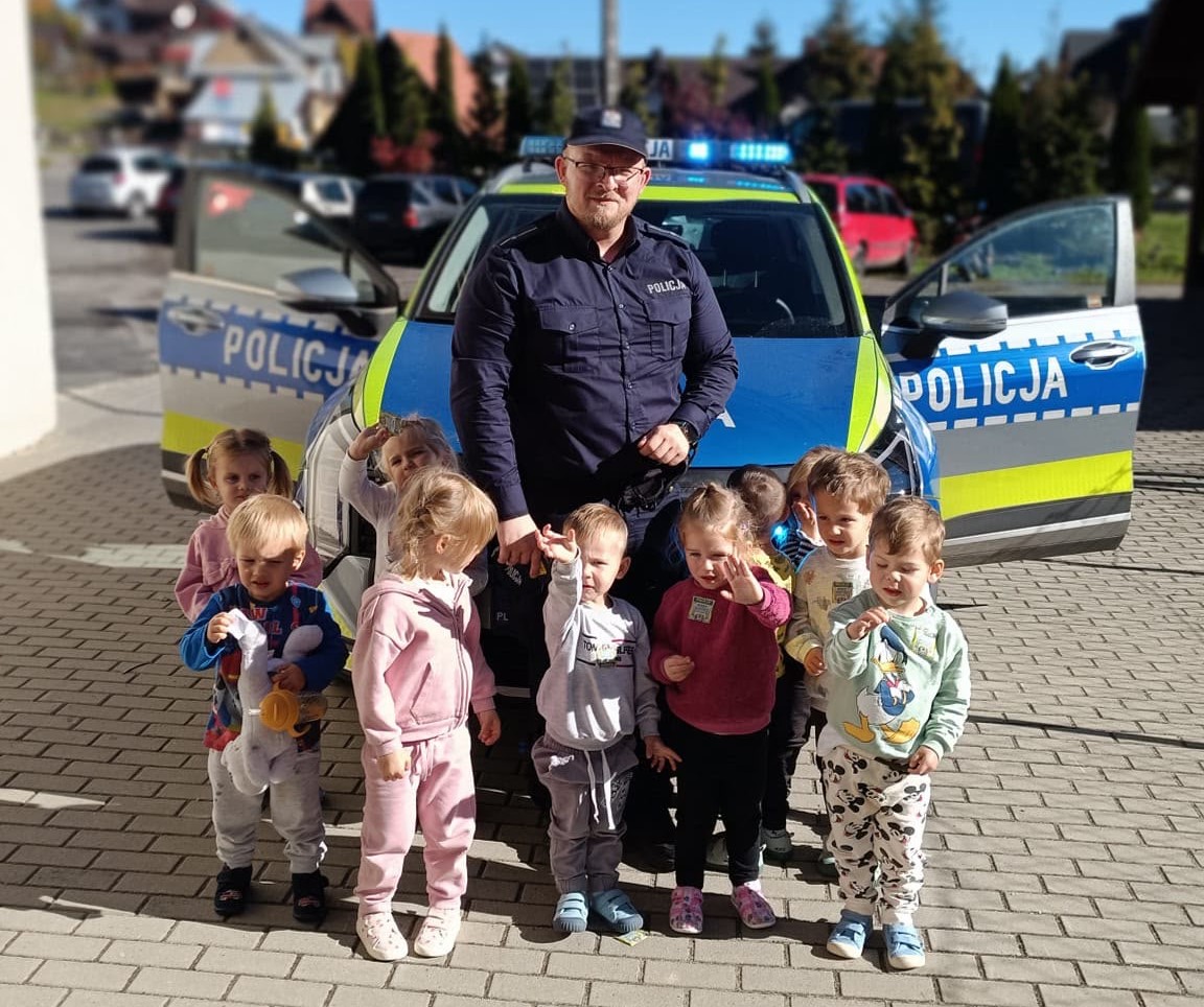 Policjant z Krościenka uczy przedszkolaków bezpieczeństwa. Wizyta w "Pienińskich Skrzatach"