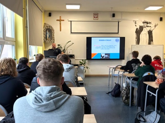 Policjant z Krynicy rozmawia z młodzieżą o odpowiedzialności i cyberzagrożeniach