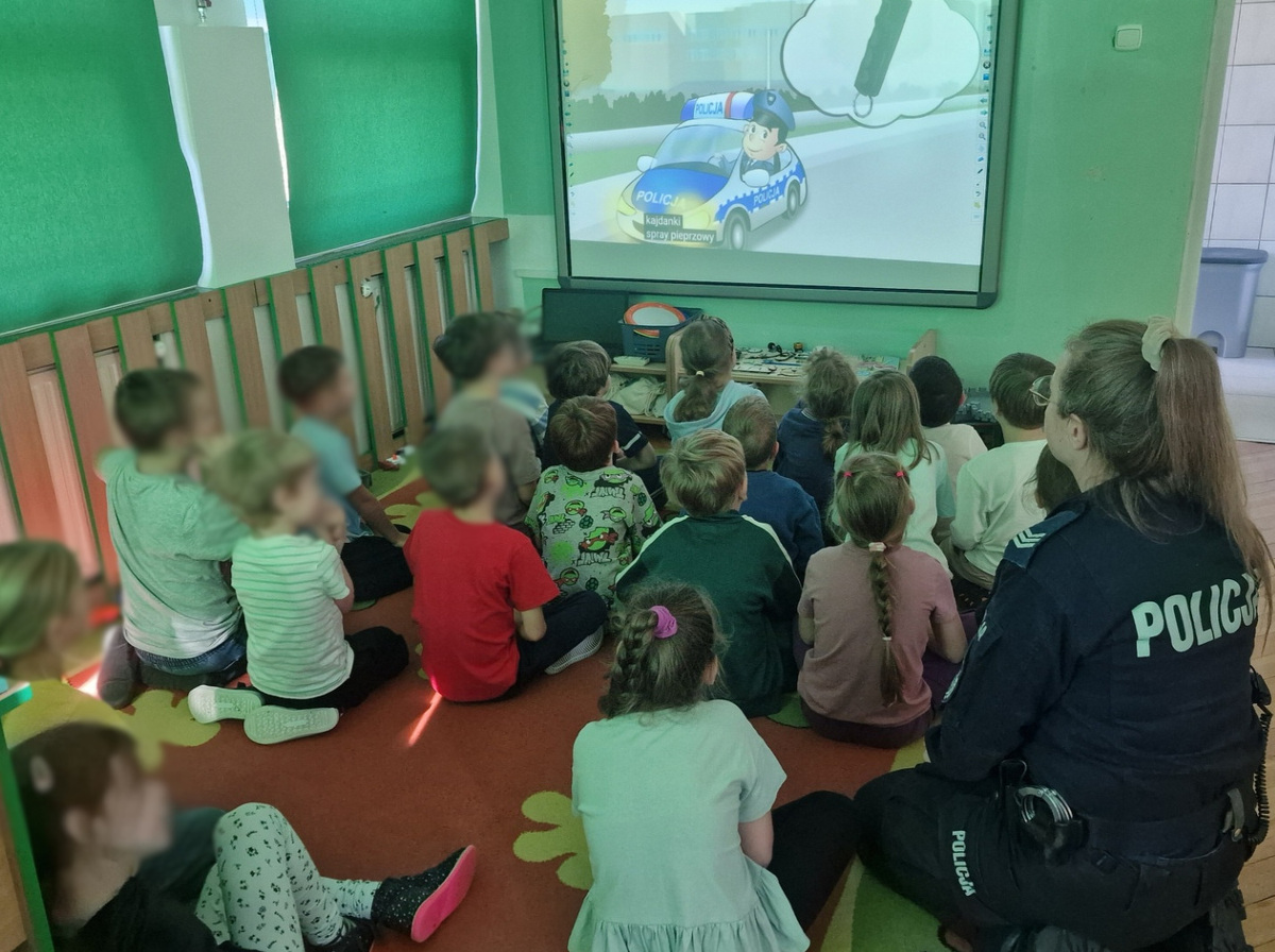 Policjantka uczy dzieci bezpieczeństwa. Październikowe spotkania w szkołach i przedszkolach
