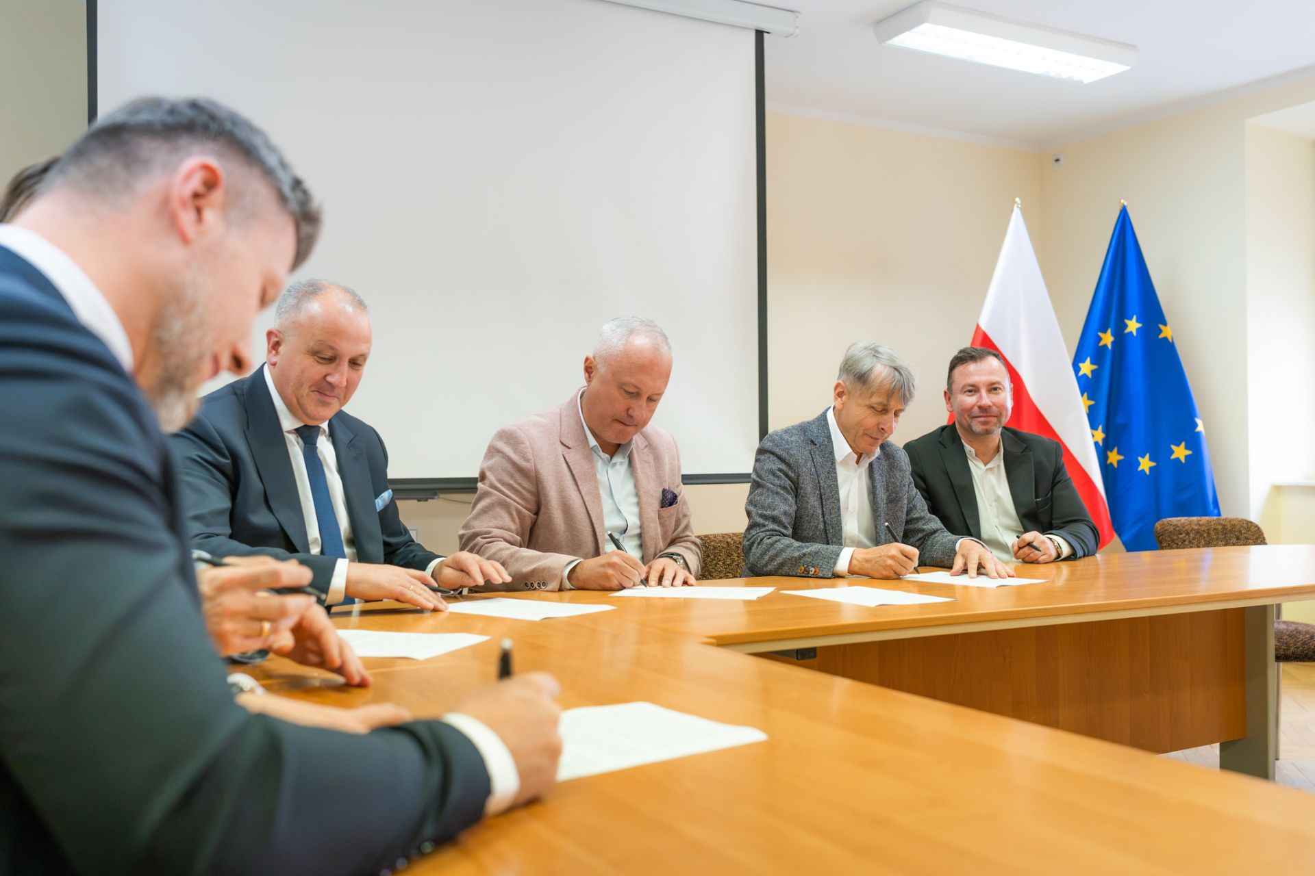 Samorządowcy podpisali porozumienie ws. połączenia kolejowego Nowy Sącz-Rzeszów