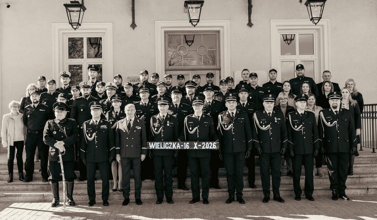 Sto lat różnicy. Policjanci Wieliczki odtworzyli historyczne zdjęcie