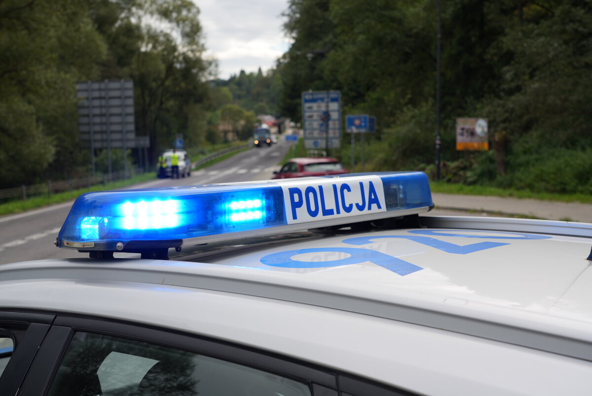 Uciekał przed policją pod wpływem alkoholu. W aucie siedziały dwie nastolatki