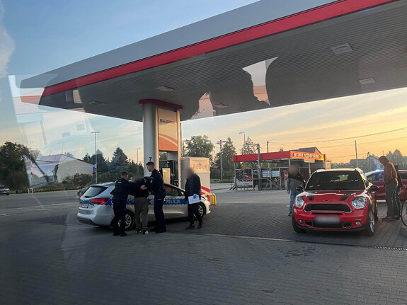 Włamywacz zaatakował seniora w jego domu. Policja szybko go złapała