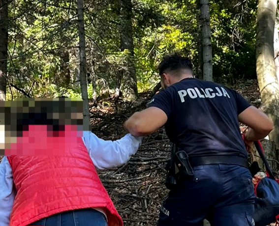 Zabłąkana grzybniarka ze Wadowic odnaleziona przez policjantów