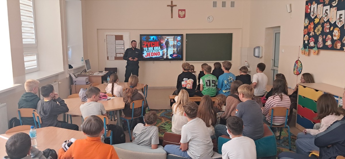 "Życie to nie gra". Policjanci uczą młodzież o zagrożeniach
